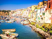 Nejznám�j�í pohled na Procidu se otevírá nad rybá�ským p�ístavem Marina di...