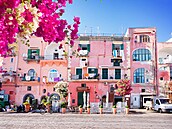 Procida se nesna�í soupe�it s luxusním Capri ani s láze�skou Ischií. Je men�í,...