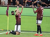 Zleva Jonatan Braut Brunes slaví s Josimarem Alcócerem (Sparta) gól proti...