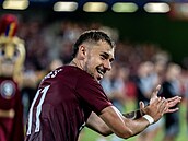 Mat�j Ryne� oslavuje po zápase vít�zství nad Olympique Lyon.