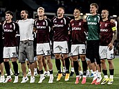 Fotbalisté Sparty slaví s domácími fanou�ky vít�zství nad Lyonem ve t�etím...