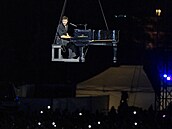 Marek Ztracený b�hem koncertu vzlétl i se svým pianem.