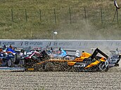 Ned�lní finálový závod formule 4 na mosteckém autodromu a hromadná nehoda v...