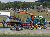 Odtahová �eta nakládá ú�astníky boura�ky.