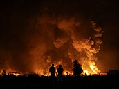 Obyvatelé Kyjeva si prohlí�ejí místo, kde dopadla ruská raketa. (5. srpna 2026)