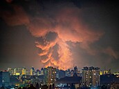 V Kyjev� stoupá kou� nad m�stem b�hem ruského raketového útoku. (5. srpna 2026)