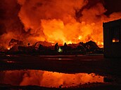 Hasi�i bojují s po�árem, který vznikl poté, co ruské rakety zasáhly sklad v...