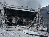 Policisté prohlí�ejí po�kozený po�tovní sklad �Nova Poshta� po ruských...