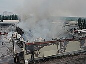 Hasi�i uhasili po�ár, který vznikl poté, co ruské rakety zasáhly potravinový...