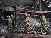 Hasi�i uhasili po�ár, který vznikl poté, co ruské rakety zasáhly sklad v Kyjev�...