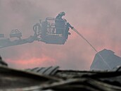 Hasi�i bojují s po�árem, který vznikl poté, co ruské rakety zasáhly sklad v...