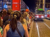 Dav po koncertu Marka Ztraceného zaplnil metro i posilové tramvaje (7. srpna...