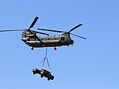 Vrtulník bristkého letectva p�edvedl na airshow ve Farnborough svou schopnost...