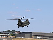 Vrtulník H-47 Chinook, který se také ú�astnil p�ehlídky ve Farnborough, m��e v...