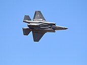 Pohled na nadzvukový víceú�elový stíhací letoun USAF F-35A Lightning II na...