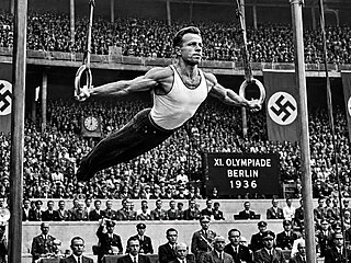 Vít�zná sestava Aloise Hudce na kruzích na olympiád� v roce 1936.