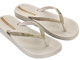 Nezapome�te na pohodlné flip-flop sandálky, aby vás na rozpálené plá�i nepálily...