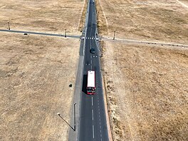Extrémní vlna veder a dlouhotrvající sucho prom�nily sv�í anglické trávníky ve...