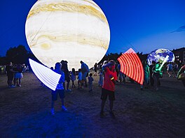 Park na Kraví ho�e v Brn� za�il v úterý ve�er sraz sv�tlu�ek a sv�tlu�ák�....