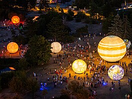 Park na Kraví ho�e v Brn� za�il v úterý ve�er sraz sv�tlu�ek a sv�tlu�ák�....