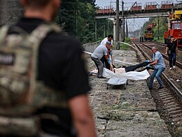 Ob�ti ruského útoku ve vlakové stanici v Kyjevské oblasti