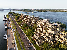 Safdie vlastn� necht�l stav�t domy. Cht�l stav�t m�sta poskládaná z dom�.