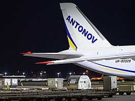 Ukrajinské nákladní letadlo Antonov stojí na leti�ti Lipsko/Halle v N�mecku....