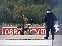 Policejní pyrotechnik pracuje s robotem u ukrajinského letadla na leti�ti...