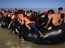 Migranti se na nafukovacím �lunu pokou�ejí p�ekonat Laman�ský pr�liv u...