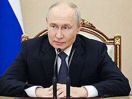 Ruský prezident Vladimir Putin se ú�astní jednání s vedením ministerstva obrany...