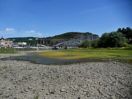 Zna�n� vyschlé koryto Labe v centru Ústí nad Labem. (6. srpna 2026)