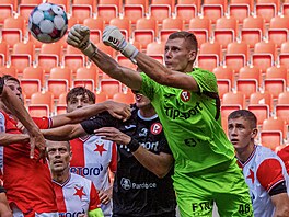 Pardubický branká� Vladimír Neuman boxuje mí� ze svého vápna v utkání proti...