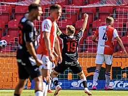 Pardubi�tí fotbalisté se radují z gólu Tomá�e Solila v utkání proti Slavii.