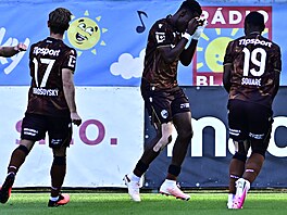 Plze�tí fotbalisté oslavují gól Sampsona Dweha.