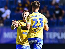 Tepli�tí fotbalisté oslavují gól Luká�e Mare�ka.
