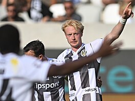 Královéhradecký zálo�ník Tom Slon�ík slaví se spoluhrá�i vst�elený gól.