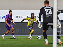 Zlínský zálo�ník Frank Appiah se sna�í uniknout Petru Mirvaldovi z Bohemians.