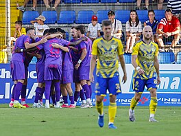 Fotbalisté Bohemians se radují z gólu, zatímco zlín�tí hrá�i smutní.