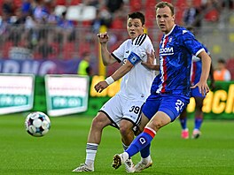 Olomoucký zálo�ník Dominik Jano�ek (vlevo) a Adam Carlen z brn�nského Artisu