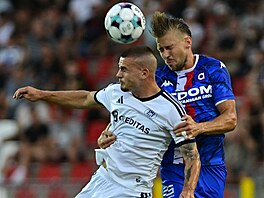 Olomoucký úto�ník Václav Sejk (vlevo) a Dominik Plechatý z Artisu Brno