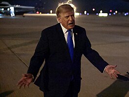 Americký prezident Donald Trump hovo�í s noviná�i po p�íletu na leti�t� v Los...