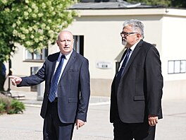 Poslední rozlou�ení se zesnulým Milanem Kní�ákem v pra�ských Stra�nicích (7....