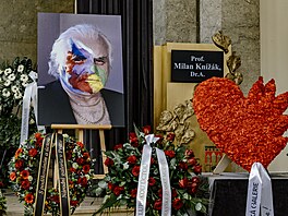 Poslední rozlou�ení se zesnulým Milanem Kní�ákem v pra�ských Stra�nicích (7....