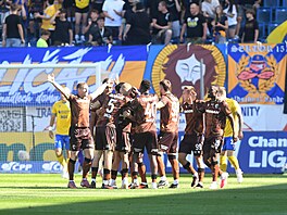 Plze�tí fotbalisté se radují z gólu v utkání s Teplicemi.