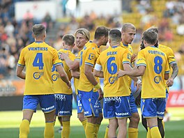 Tepli�tí fotbalisté se radují z gólu v utkání s Plzní.