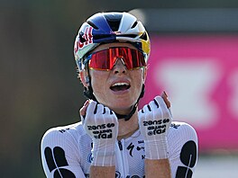 Demi Volleringová se raduje z triumfu v osmé etap� Tour de France Femmes.