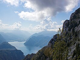 Travenské jezero (Traunsee) v Solné komo�e v Horních Rakousích pohledem z...