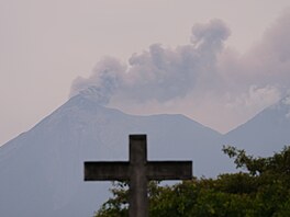 Ú�ady v Guatemale zahájily evakuaci kolem sopky Fuego. Ta za�ala chrlit lávu a...
