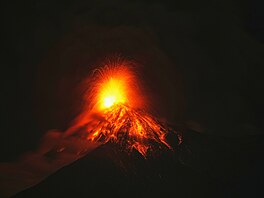 Ú�ady v Guatemale zahájily evakuaci kolem sopky Fuego. Ta za�ala chrlit lávu a...