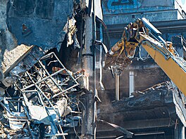 Druhý den demolice budovy �. 34 v ba�ovském areálu. Zbourání nebezpe�ných �ástí...